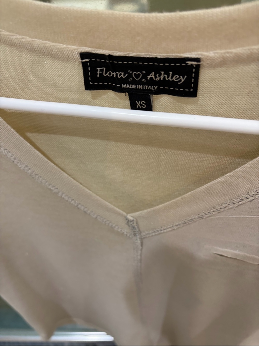 Flora & Ashley Women's Cream V-Neck Top - XS